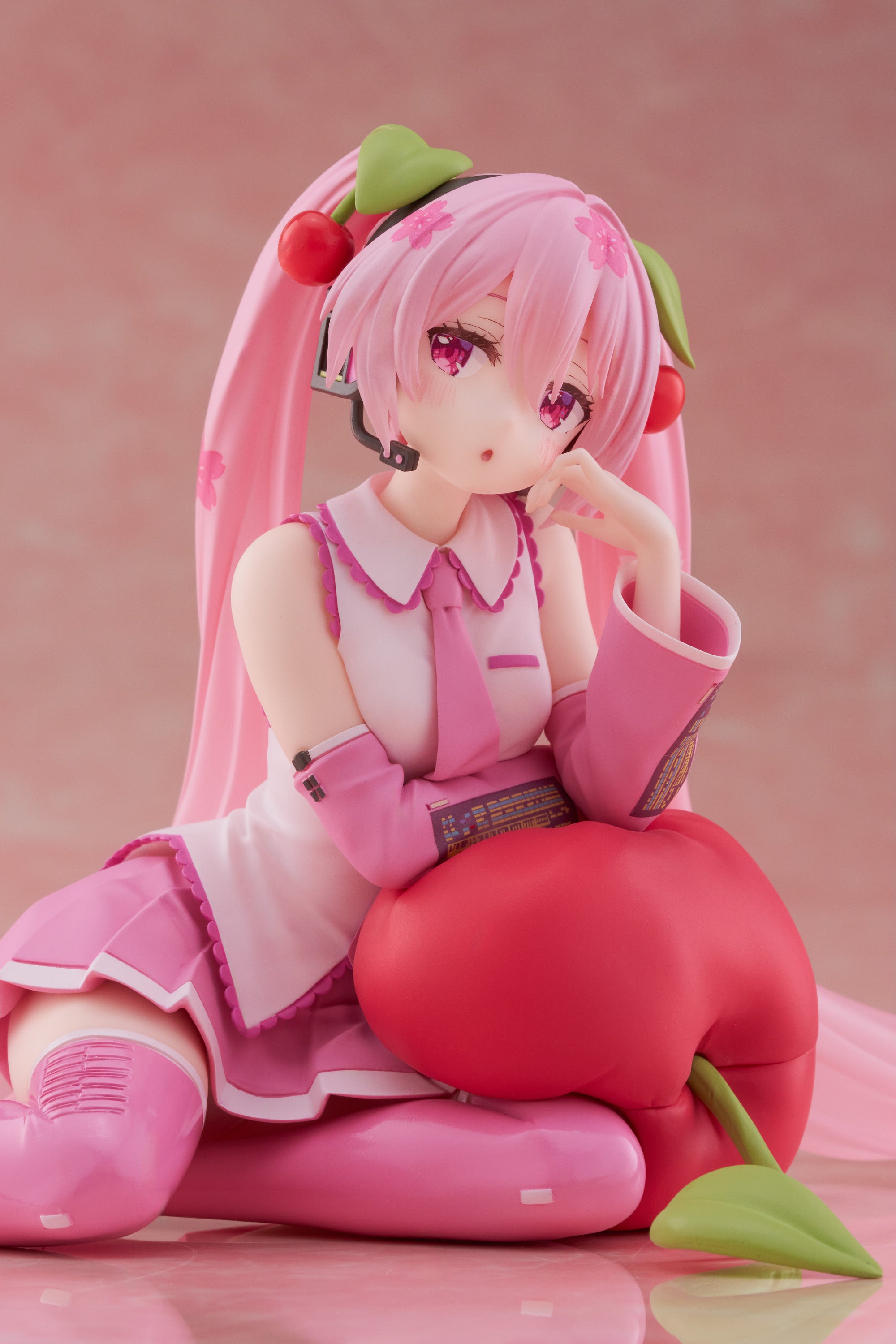 Taito Desktop Cute Figure - Hatsune Miku - Cherry Cushion Ver
