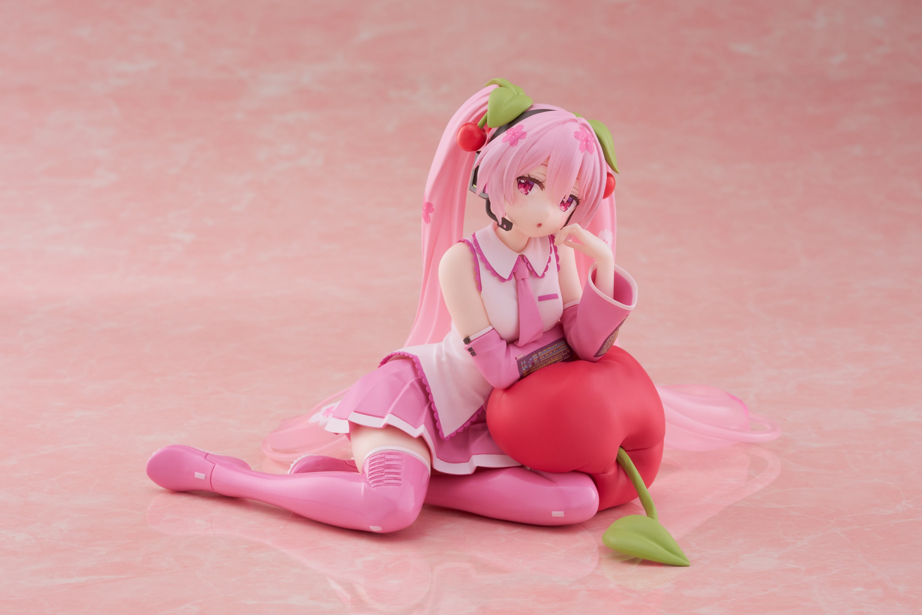 Taito Desktop Cute Figure - Hatsune Miku - Cherry Cushion Ver