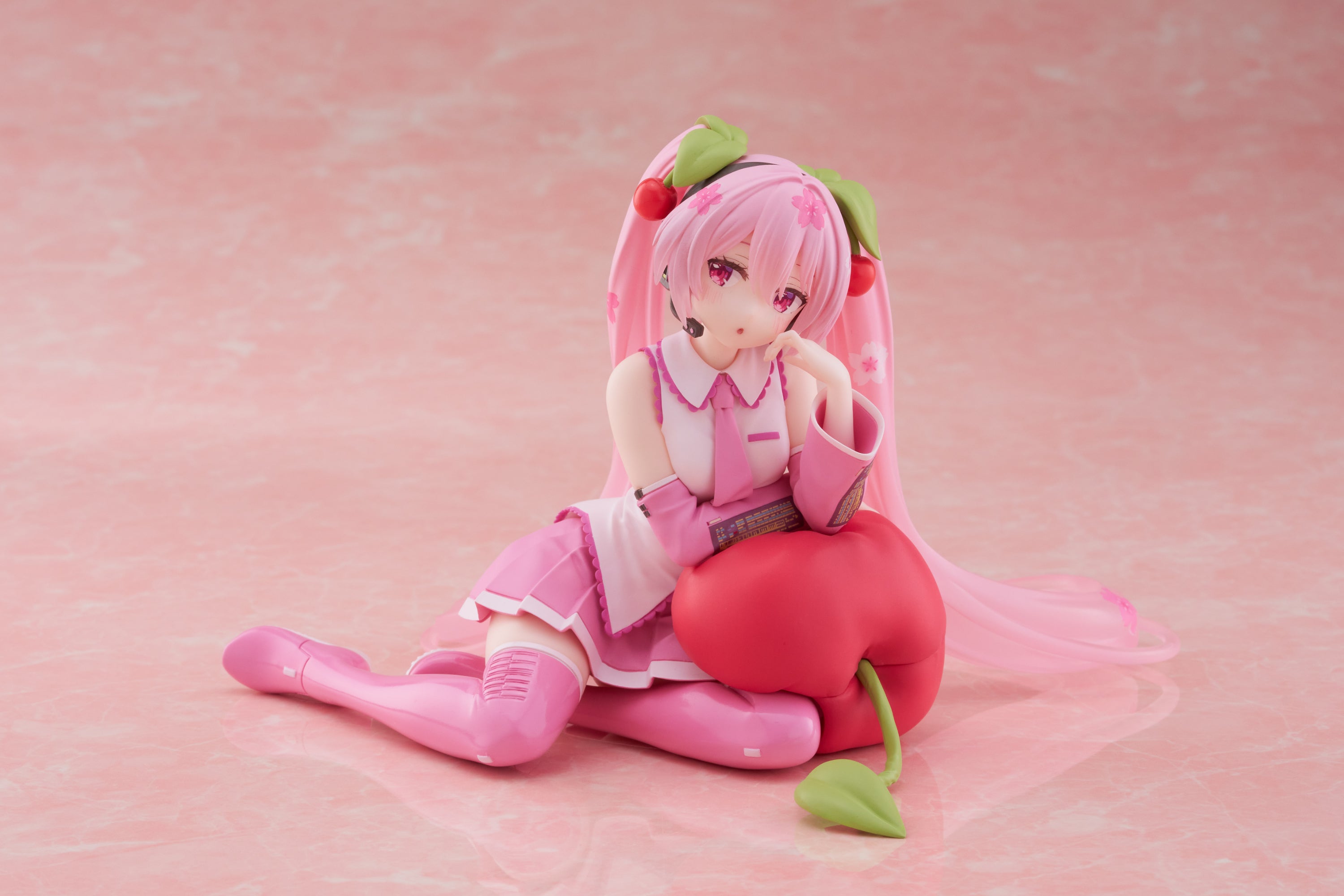 Taito Desktop Cute Figure - Hatsune Miku - Cherry Cushion Ver