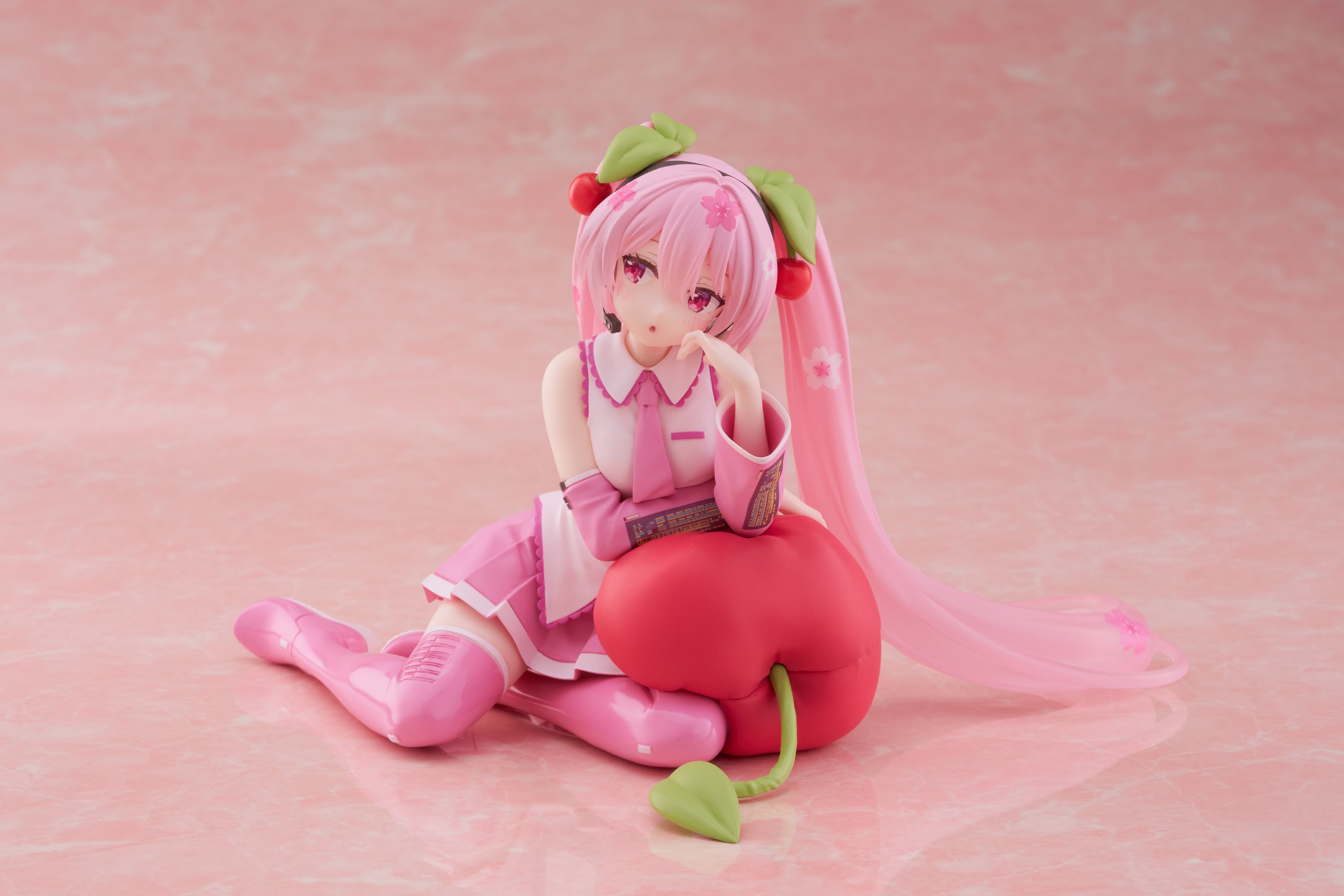 Taito Desktop Cute Figure - Hatsune Miku - Cherry Cushion Ver