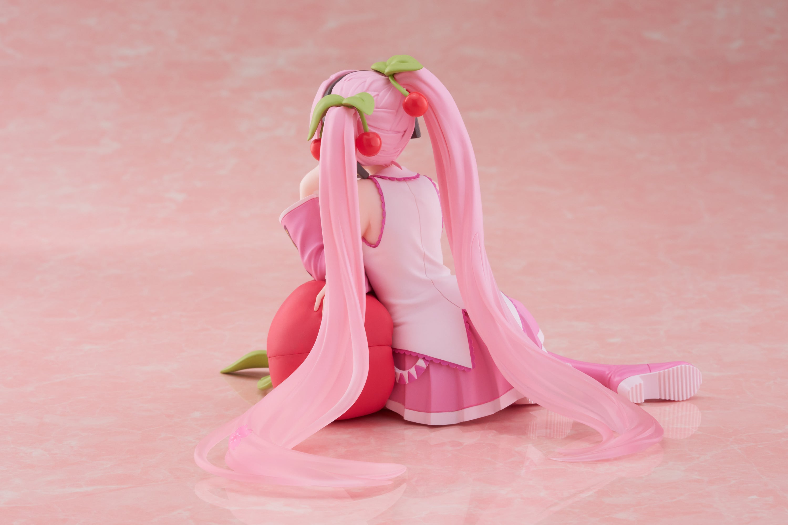 Taito Desktop Cute Figure - Hatsune Miku - Cherry Cushion Ver