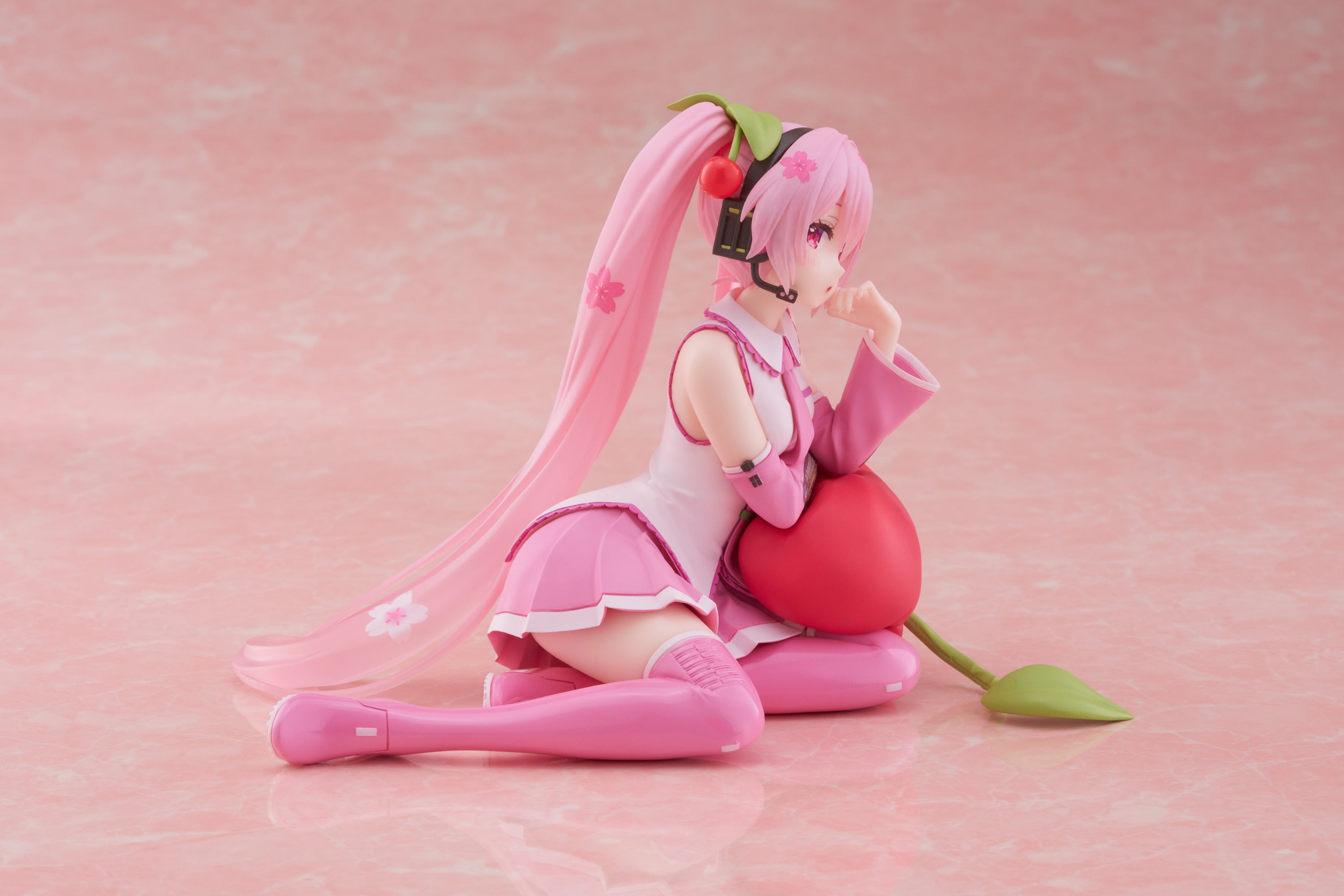 Taito Desktop Cute Figure - Hatsune Miku - Cherry Cushion Ver
