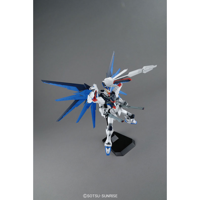 Master Grade (MG) 1/100 ZGMF-X10A Freedom Gundam Ver2.0