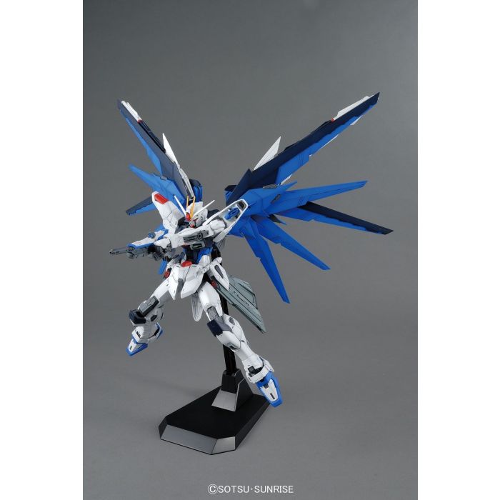 Master Grade (MG) 1/100 ZGMF-X10A Freedom Gundam Ver2.0