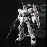 Master Grade 1/100 Unicorn Gundam (TV Color + MS Cage)